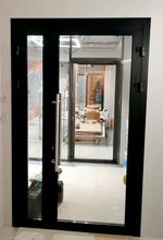 Холодная алюминиевая двустворчатая дверь черного цвета в стиле лофт