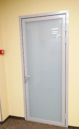 каркасная алюминиевая дверь с матовым стеклом и телескопической коробкой